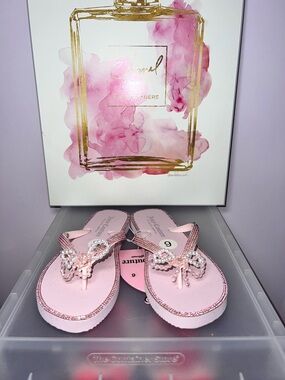 Women’s Juicy Couture Pink Pearl Bow Flip-Flop Sandals